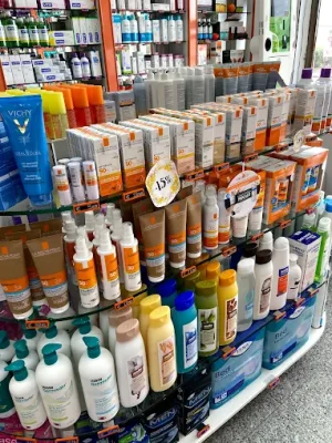 Productos farmacéuticos organizados en Almatriche Farmacia